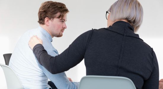 Como conversar com o filho dependente de drogas e auxiliar na recuperação